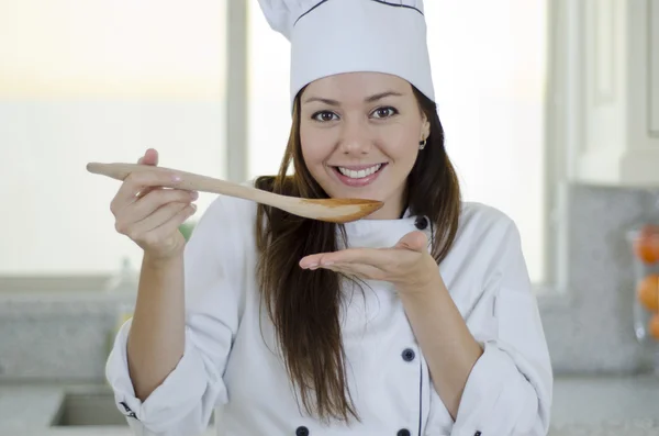 Piękna brunetka w kuchni do gotowania — Zdjęcie stockowe