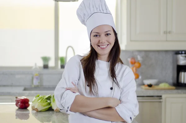 Молода витончена жінка, одягнена як кухар з шапочкою — стокове фото