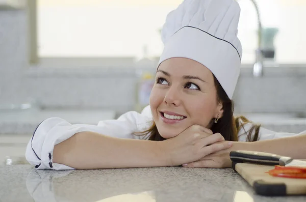 Jovem mulher graciosa vestida como uma cozinheira com boné — Fotografia de Stock