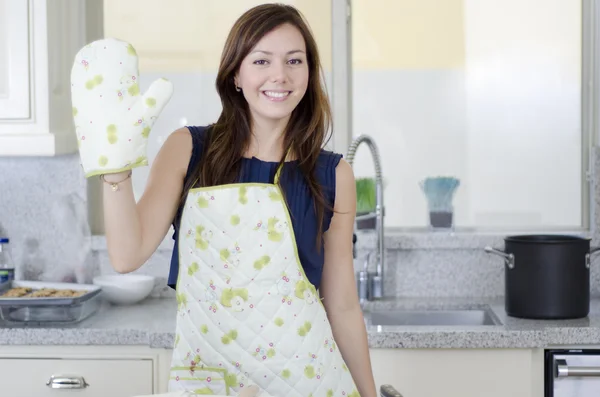 Junge Frau mit Kochhandschuhen — Stockfoto