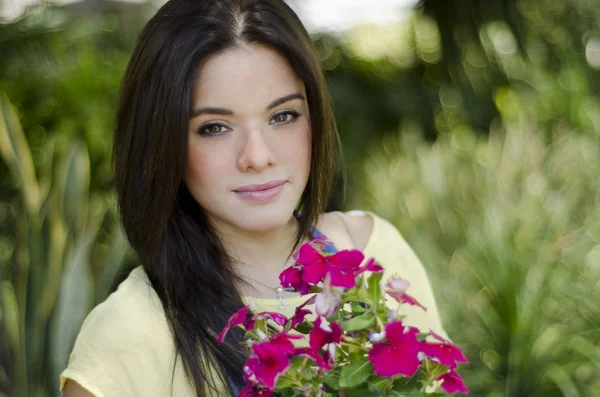 Portrait d'une jeune femme mignonne dans un jardin — Photo