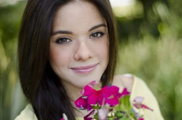 정원에서 귀여운 젊은 여자의 초상화 — 스톡 사진