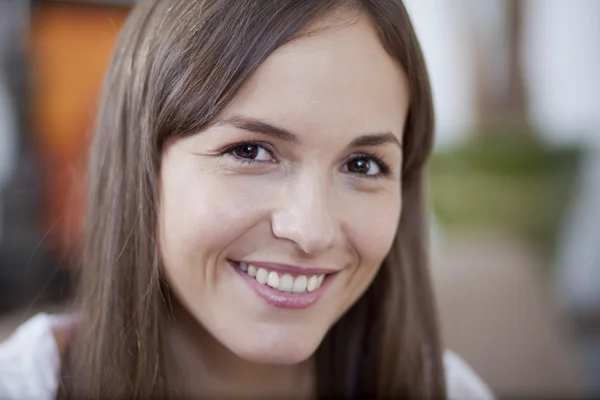 Close-up portret van een gelukkige jonge vrouw glimlachen — Stockfoto