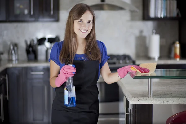 mutlu genç ev hanımı pembe eldiven cam masa mutfak temizlik
