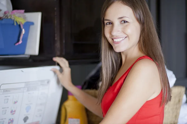 Mujer haciendo lavandería —  Fotos de Stock