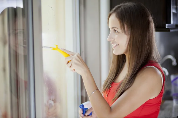 Retrato de una atractiva joven ventana de limpieza —  Fotos de Stock