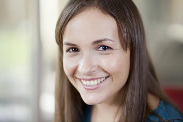 Closeup portrait of a smiling young woman Royalty Free Stock Photos