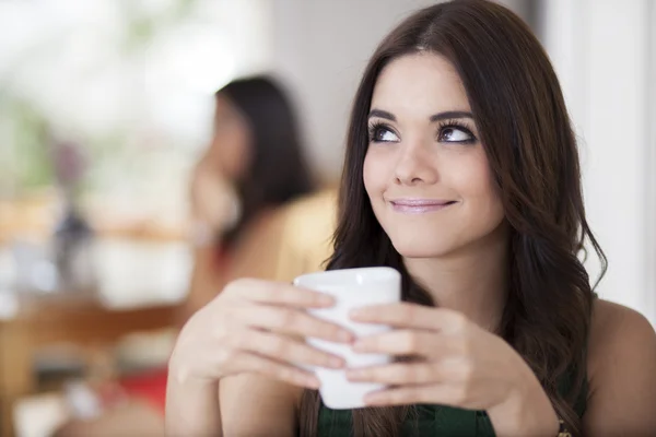 Krásná mladá žena s šálkem kávy — Stock fotografie