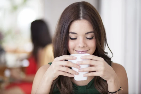 Belle jeune femme avec tasse de café — Photo