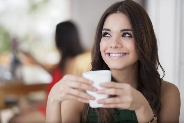 Bela jovem com xícara de café — Fotografia de Stock