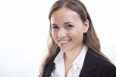 Beyaz arka plan üzerinde izole genç ve gülümseyerek işleç