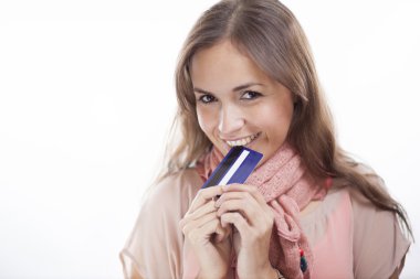 genç güzel kadın beyaz bir arka plan üzerinde kredi kartı ile ödeme