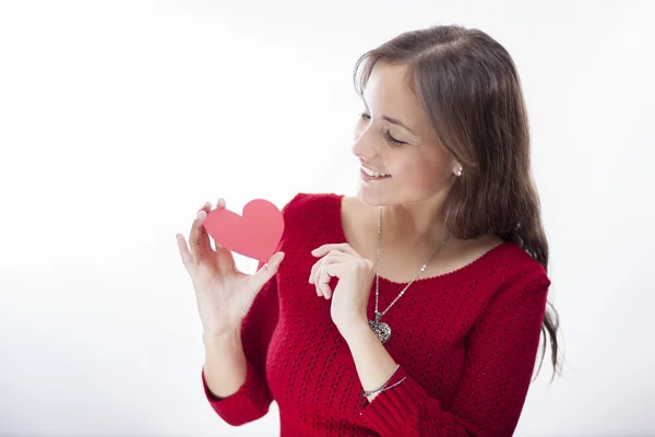 Χαριτωμένο νεαρή γυναίκα κρατά ένα σύμβολο της καρδιάς — Φωτογραφία Αρχείου
