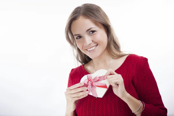 Vrouw in rode trui houden een gift op de dag van Sint Valentijn — Stockfoto