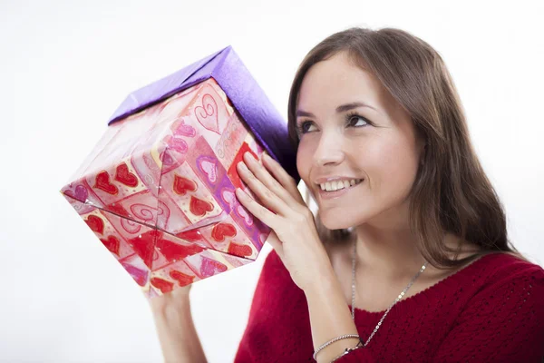 Vrouw in rode trui houden een gift op de dag van Sint Valentijn — Stockfoto