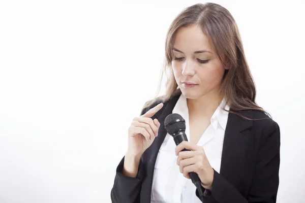 Mulher de negócios segurando microfone — Fotografia de Stock