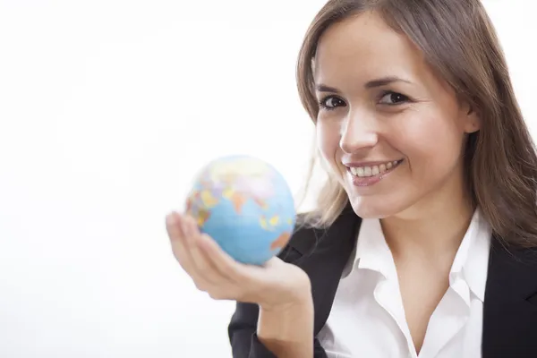 Mujer de negocios sosteniendo un modelo de tierra aislado sobre fondo blanco — Foto de Stock