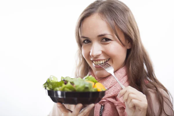 Bir tabak salata ve çatal ile kadın — Stok fotoğraf