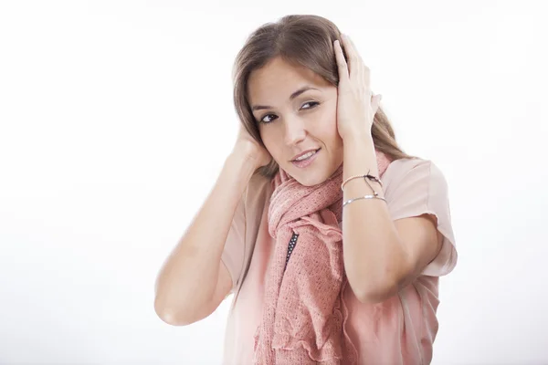 Fiatal aranyos nő, amely a fülét egy fehér háttér — Stock Fotó