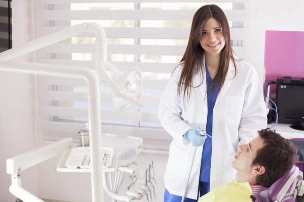 Dentista de trabalho — Fotografia de Stock