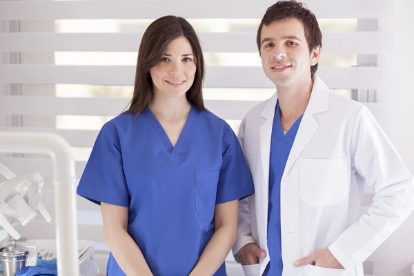 Jovem dentista — Fotografia de Stock