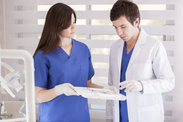 Jovem dentista — Fotografia de Stock