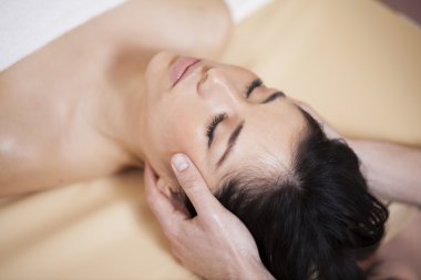 genç bir kadın yüzü masajdan sonra