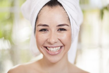 başının etrafında bir havlu ile güzel kadın