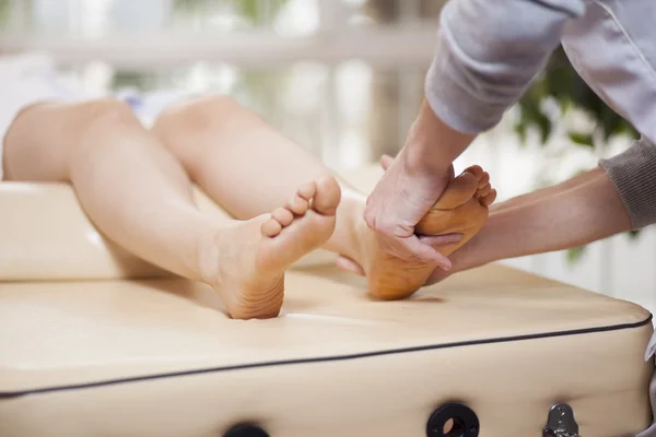 Fysio therapeut geven een voetmassage — Stockfoto