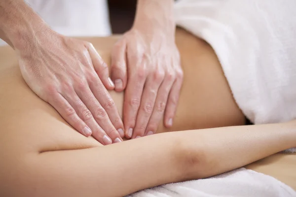 Mujer teniendo masaje de espalda — Foto de Stock