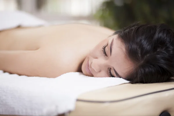 Güzel bir kadın sonra spa tedavileri rahatlatıcı — Stok fotoğraf
