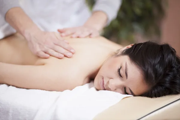 Mooie vrouw genieten van een hot stone massage — Stok fotoğraf