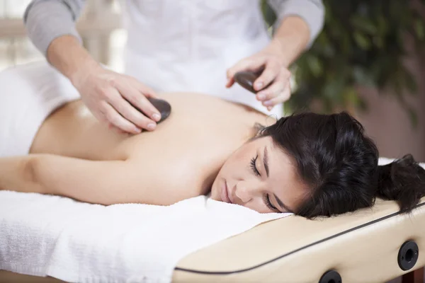 Jonge vrouw genieten van een rug massage — Stockfoto