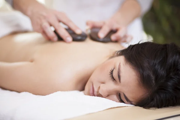 Jovem mulher desfrutando de uma massagem nas costas — Fotografia de Stock
