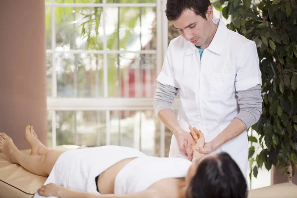 Therapeut macht Handmassage für seine Patientin — Stockfoto