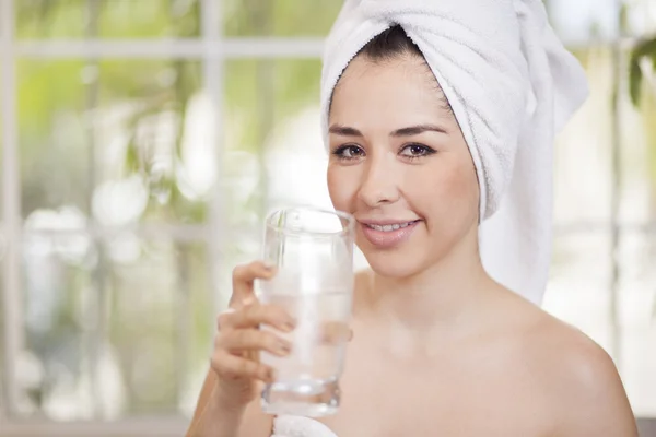 Femme mignonne tenant un verre d'eau — Photo