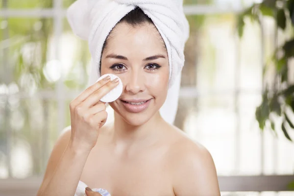 Pretty young girl using sponge — Stock Photo, Image