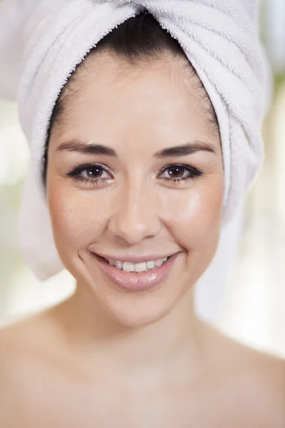 Ładna kobieta z ręcznik wokół jej głowy — Zdjęcie stockowe