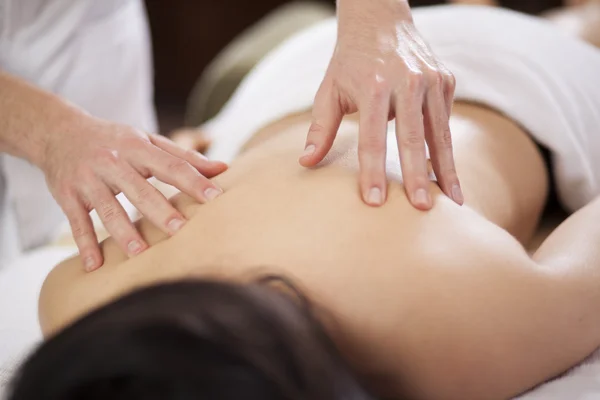 Relajante dama recibiendo masaje de espalda — Foto de Stock