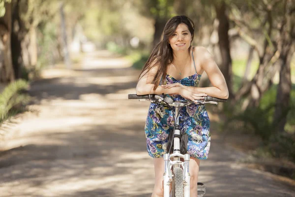 Πορτρέτο της όμορφης κοπέλας με ποδήλατο — Φωτογραφία Αρχείου