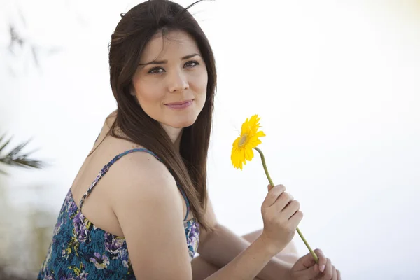 Chica con diente de león — Foto de Stock