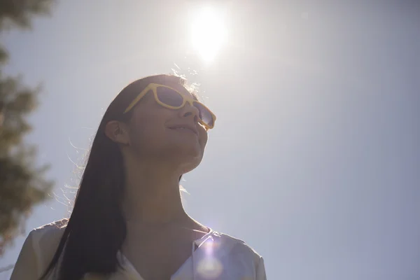 Retrato de una joven en gafas de sol —  Fotos de Stock
