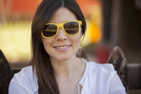Retrato de uma jovem em óculos de sol — Fotografia de Stock