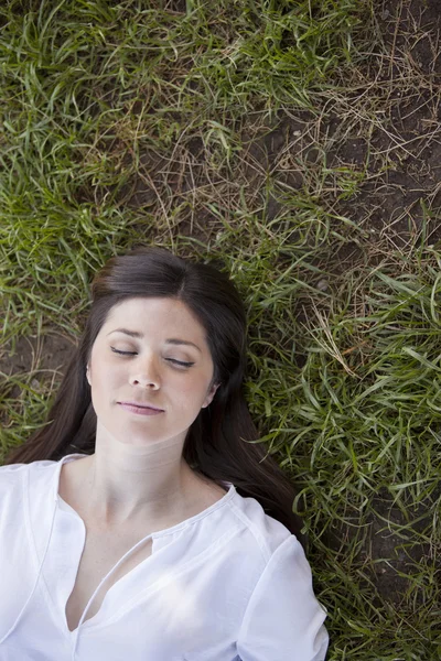 Femme couchée sur l'herbe verte — Photo