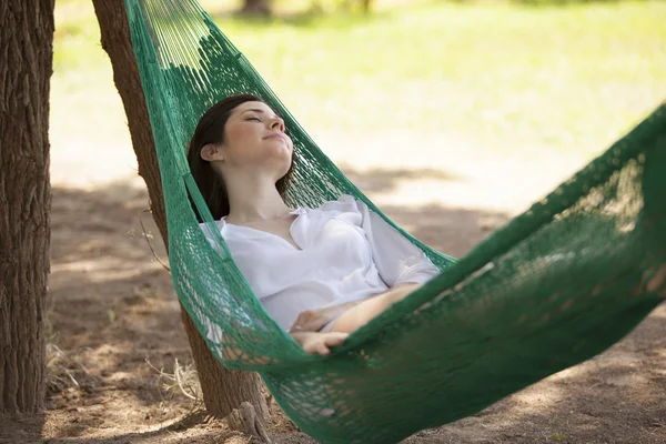 Ung flicka sova i en hängmatta — Stockfoto