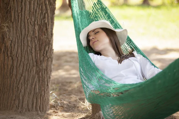 Junges Mädchen schläft in einer Hängematte — Stockfoto