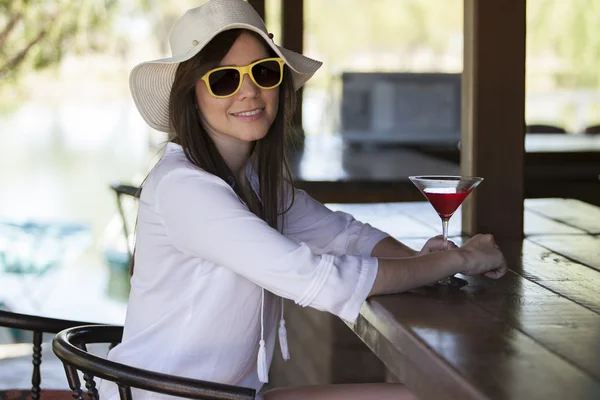 Retrato de uma mulher bonita com um copo de vinho — Fotografia de Stock