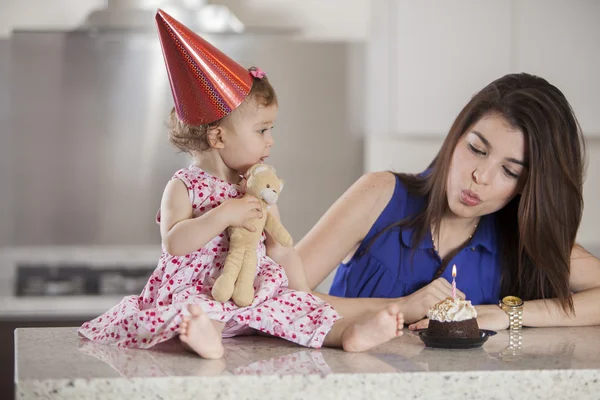 Mulher bonita e criança celebrando um aniversário — Fotografia de Stock