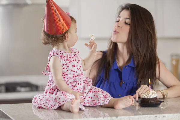 Hermosa mujer y niño celebrando un cumpleaños — Foto de Stock