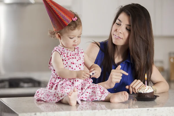 Mulher bonita e criança celebrando um aniversário — Fotografia de Stock